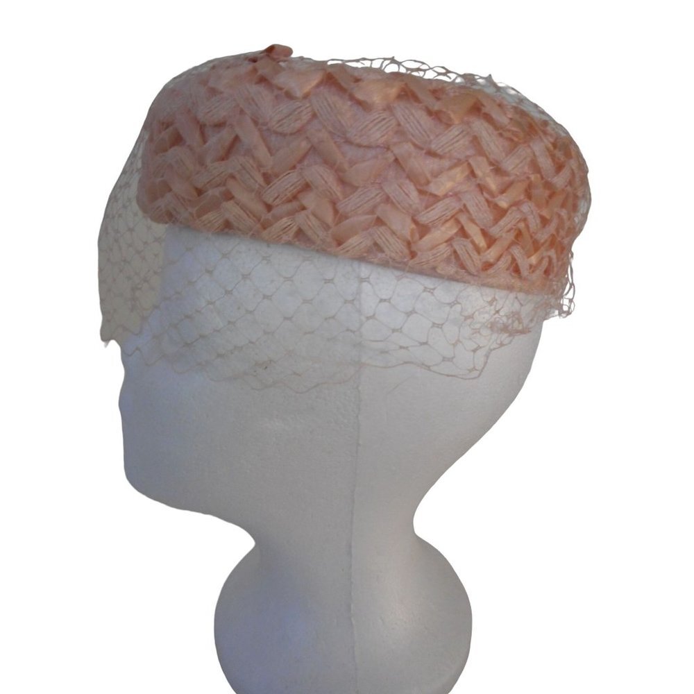 Vintage Womens Pink Pillbox  hat w/  netting and bows woven design - Picture 2 of 5
